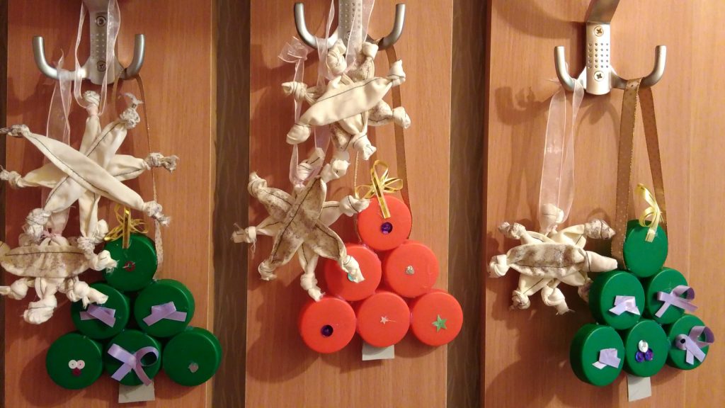 Игрушки для новогодней ёлочки от семьи Морозовых.  Терёша 3года, Катя 1,5 года и мама.