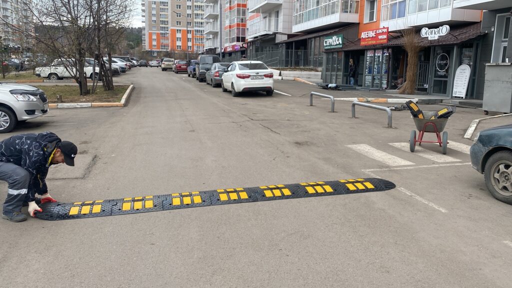 Установка "лежачих полицейских" на МКД 33