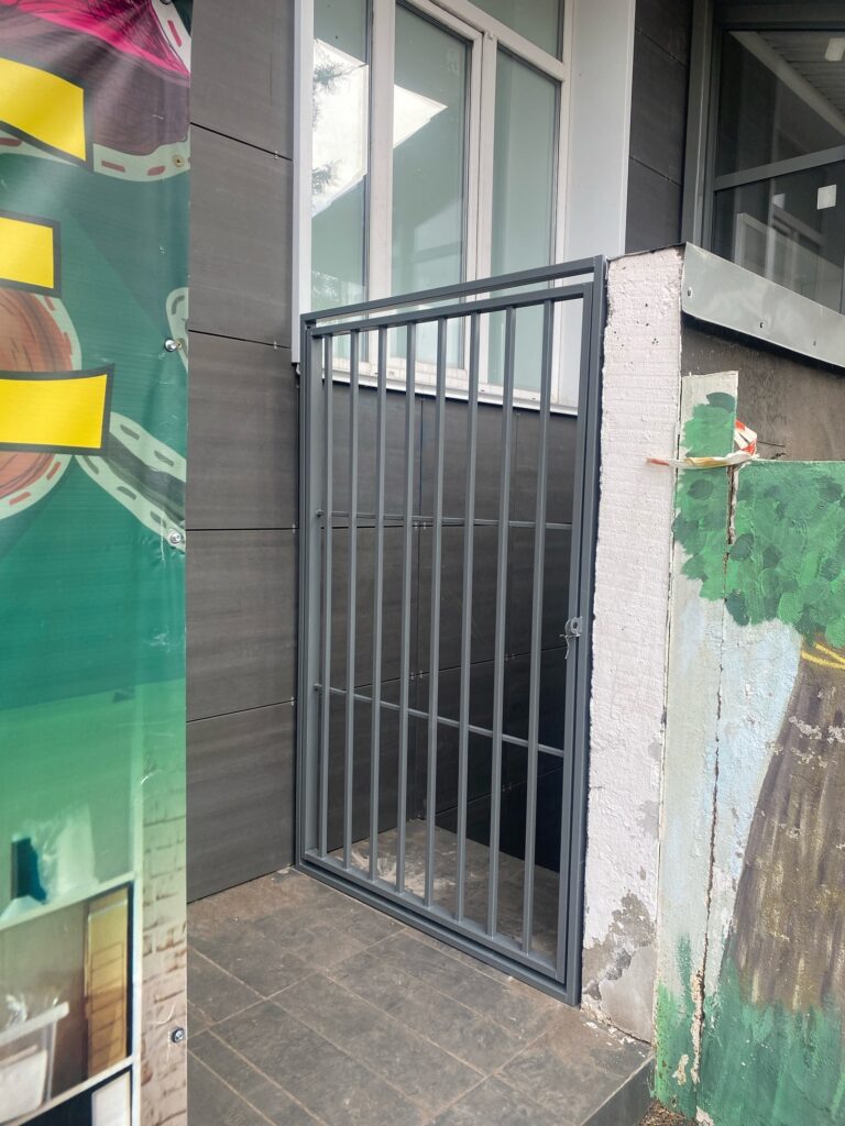 Установка решеток на подвалы, МКД 33 и 49