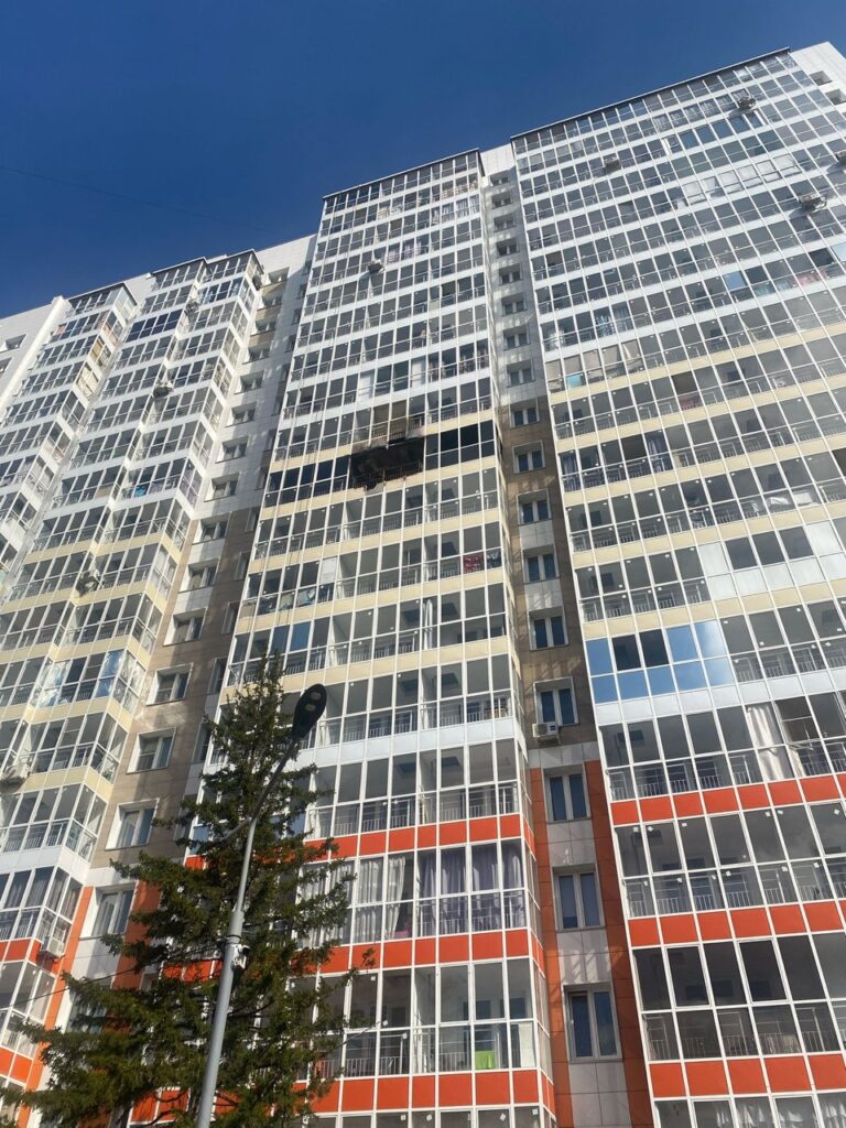 Восстановление фасадного остекления на МКД 33.