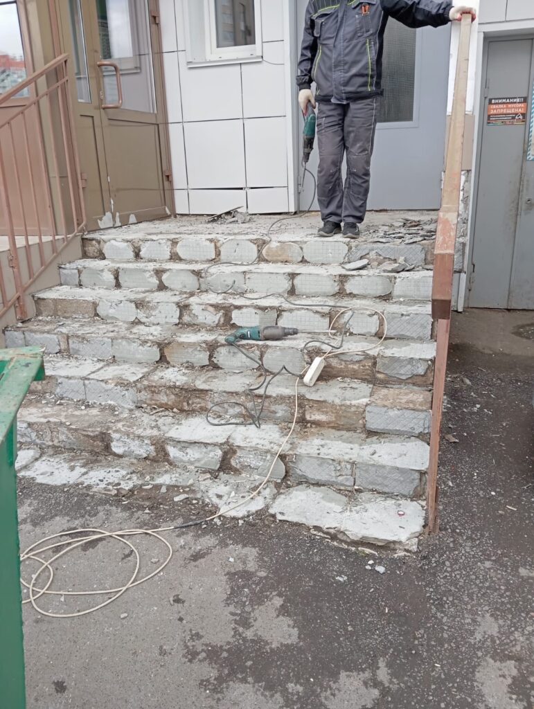 Ремонт крылец МКД 25, 1 подъезд.